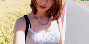 【EV女孩】正妹藥劑師累癱倒床！狗狗一個箭步靠上「巨乳軟墊」！網友：真是好狗命…