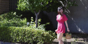 【EV女孩】受不了！天菜級「海邊美乳正妹」乳量好兇爆！衣服底下的「大胸器」真是迷死人…