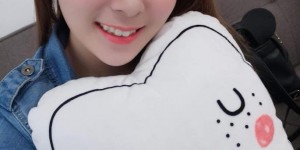 【EV女孩】高顏值正妹女神「Elaine 伊伊」，紅色低胸裝讓深溝蹦出了！