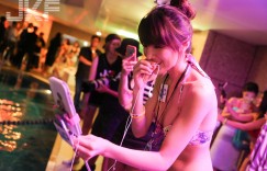 【EV女孩】JKF空中VIP泳池派對 // 四腳朝天俏女神！對的角度帶你上天堂
