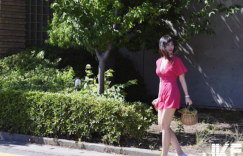 【EV女孩】受不了！天菜級「海邊美乳正妹」乳量好兇爆！衣服底下的「大胸器」真是迷死人…