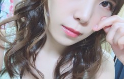 【EV女孩】誰家的貓？巨乳妹子化身狂野小貓挑逗　隱藏在薄紗後的美乳若隱若現！