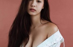 【EV女孩】花襯衫下的秘密！「渾圓大奶」自然弧度好誘人，中路開開「兩顆乳球」藏不住啊！