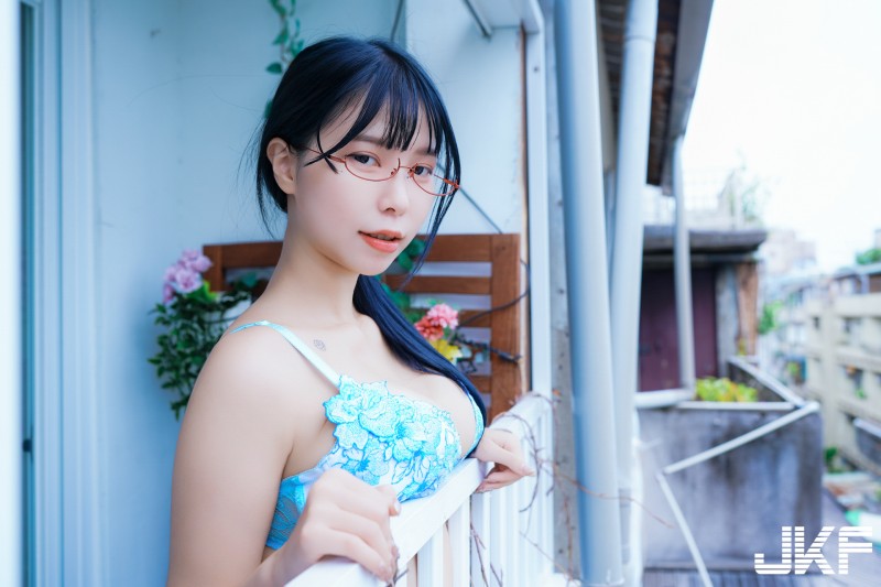 純天然H罩杯！甜美正妹「何何」假期大解放，「豐滿美體」不私藏