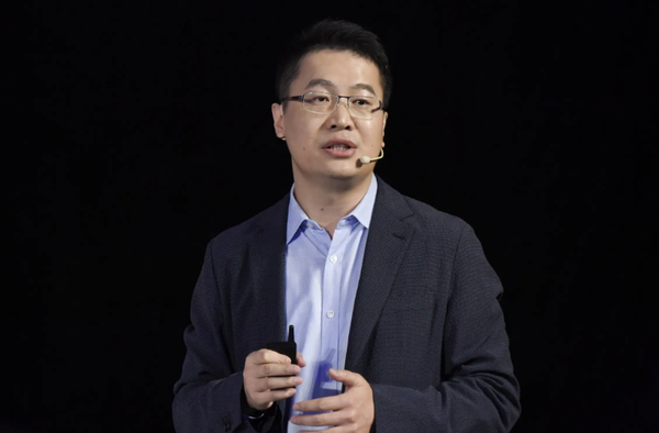 小米集团合伙人、总裁,手机部总裁,小米品牌总经理卢伟冰 卢伟冰再次强调小米17不是抄iPhone 今年流入1200万用户