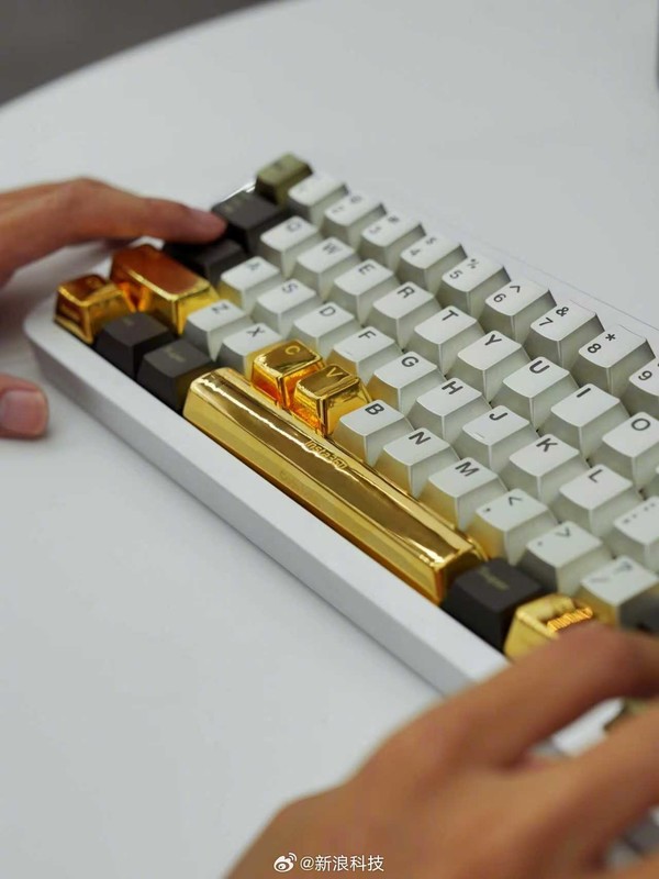 图源:新浪科技 影石公司奖励程序员黄金键帽 一个空格键价值近4万元