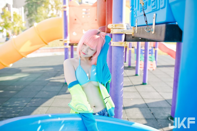 帶她出去玩！粉髮俏女友「咖咖」比基尼逛公園，大秀南半球好風光～