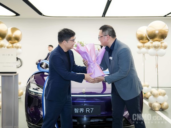 智界速度!余承东祝全国第一批896线激光雷达车主提车 智界速度!余承东祝全国第一批896线激光雷达车主提车
